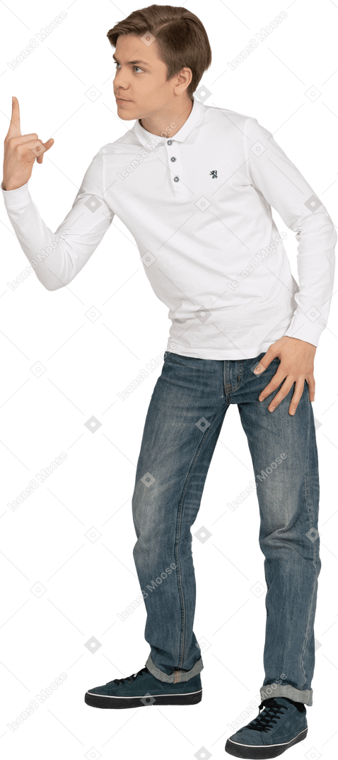 Junger mann in freizeitkleidung stehend