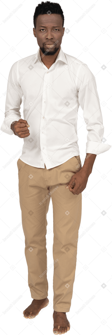 Homme en chemise blanche debout