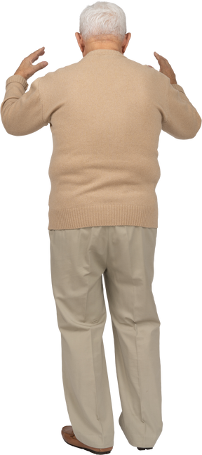 Vista trasera de un anciano con ropa informal que muestra el tamaño de algo