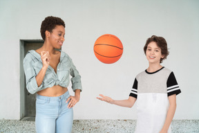 Kiddo quer tentar seus poderes contra o velho campeão de basquete