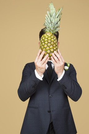 Ananas traiter quelqu'un?