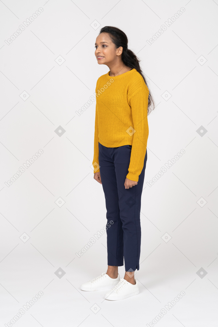 Garota interessada em roupas casuais em pé de perfil