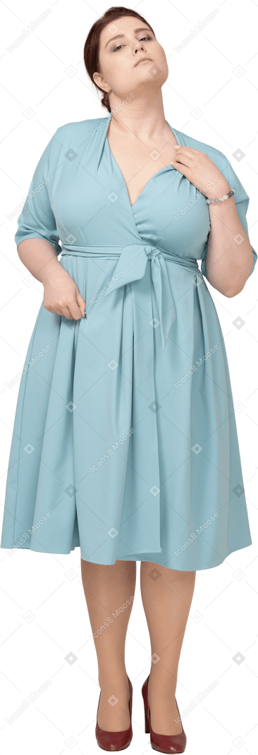 Вид спереди женщины в синем платье трогательно шеи