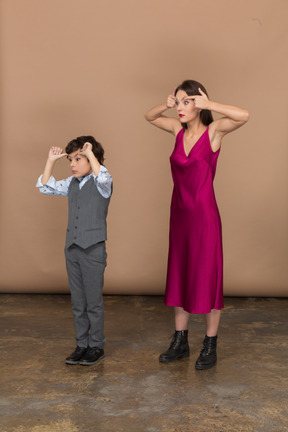 Vista lateral de un niño y una mujer abriendo los ojos