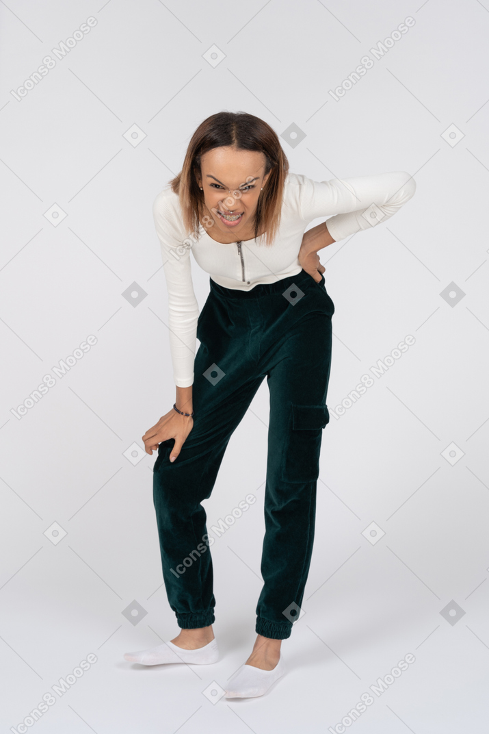 Mulher com roupas casuais em pé