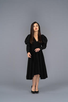 Vue frontale, de, a, jeune femme, dans, a, robe noire