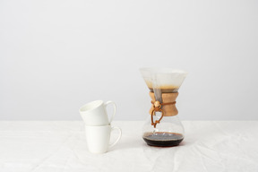 Chemex et deux grandes tasses