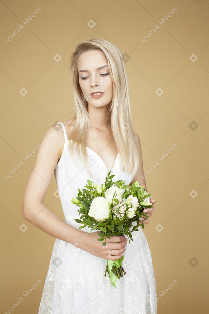 Foto de Hermosa novia sosteniendo un ramo de flores blancas de boda