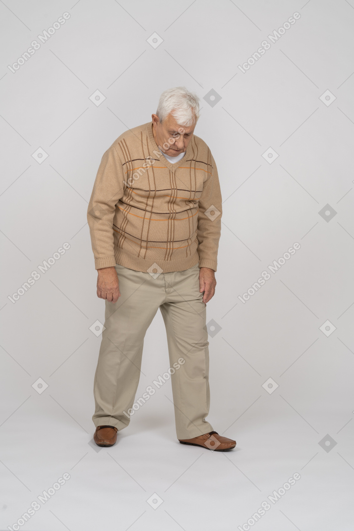 Vorderansicht eines alten mannes in freizeitkleidung mit blick nach unten