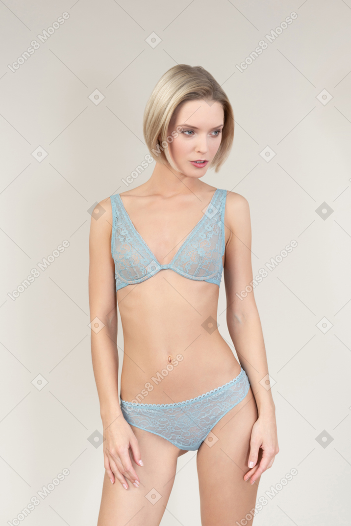 Giovane donna sexy in lingerie di pizzo blu