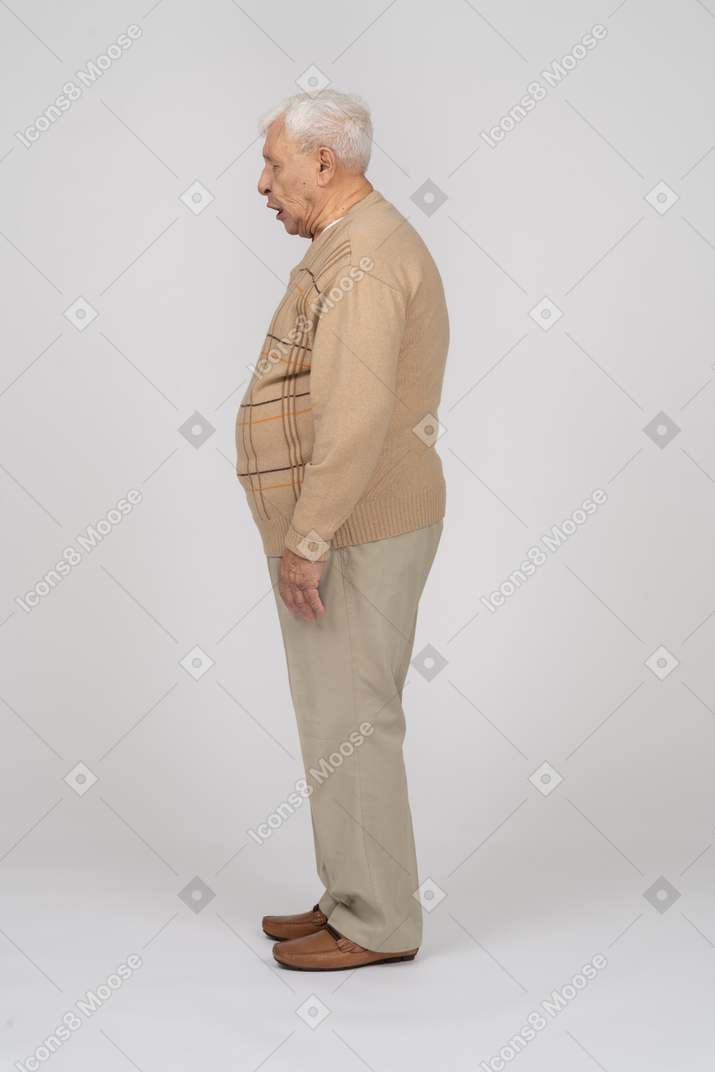 Alter mann in freizeitkleidung, der im profil steht