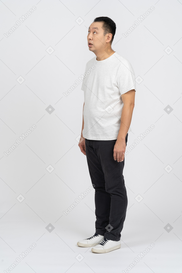 Hombre con ropa informal mirando hacia arriba