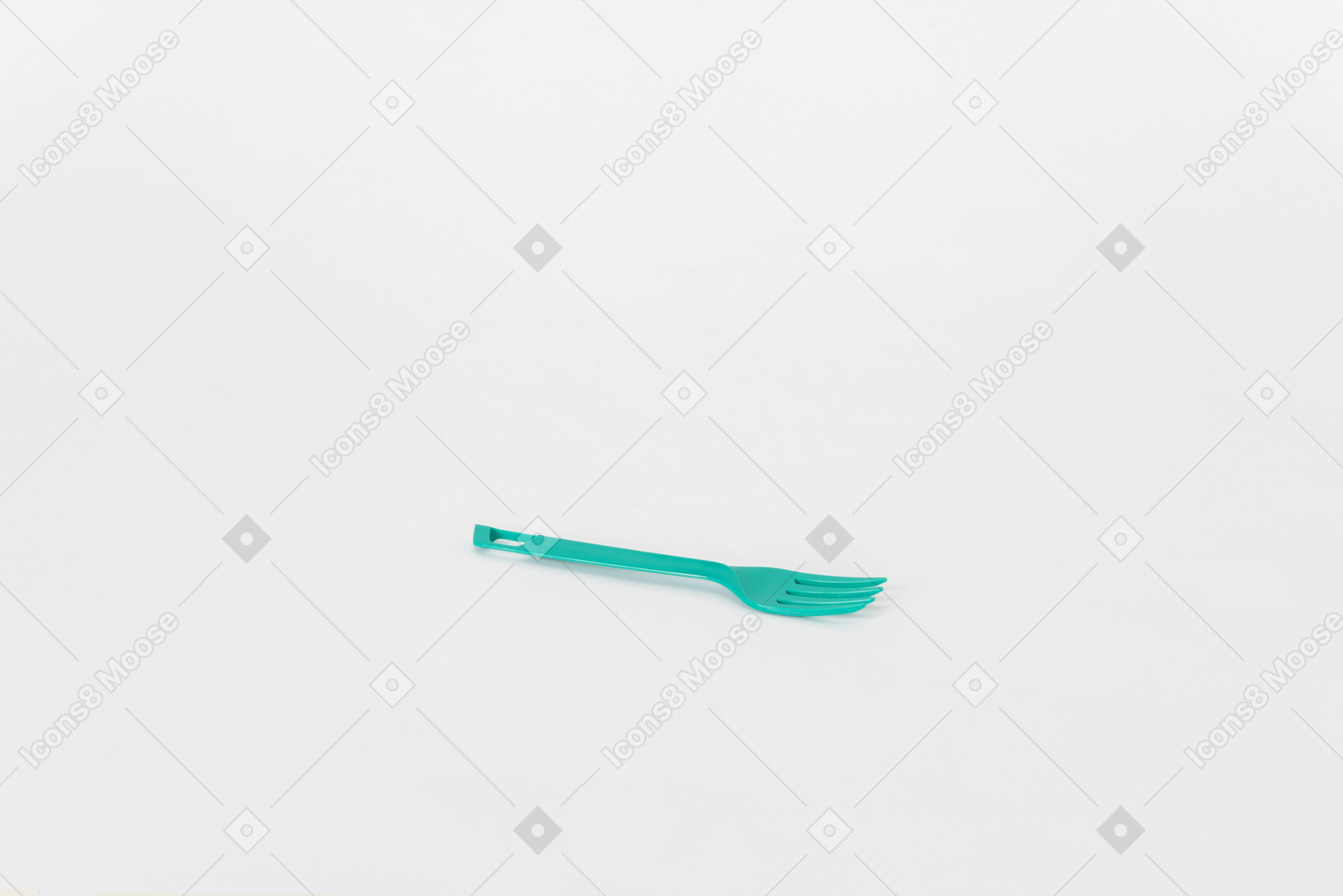 Tenedor de plástico verde sobre un fondo blanco.