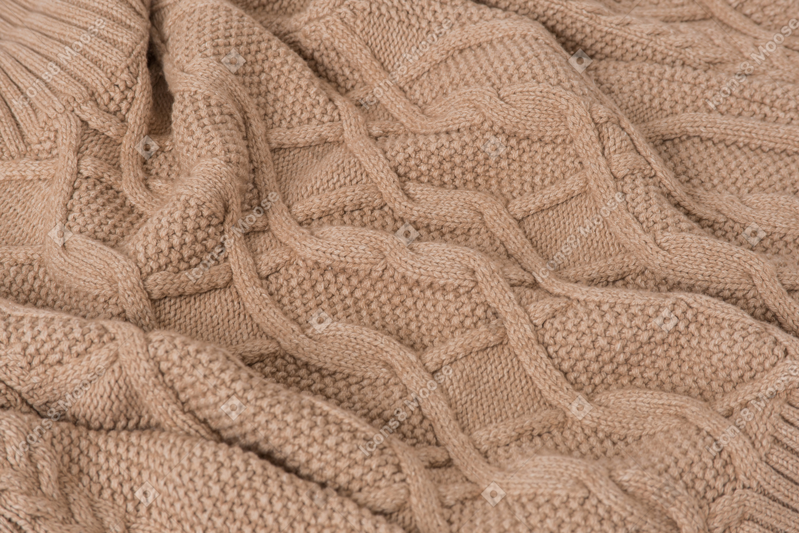 Коричневое вязаное одеяло