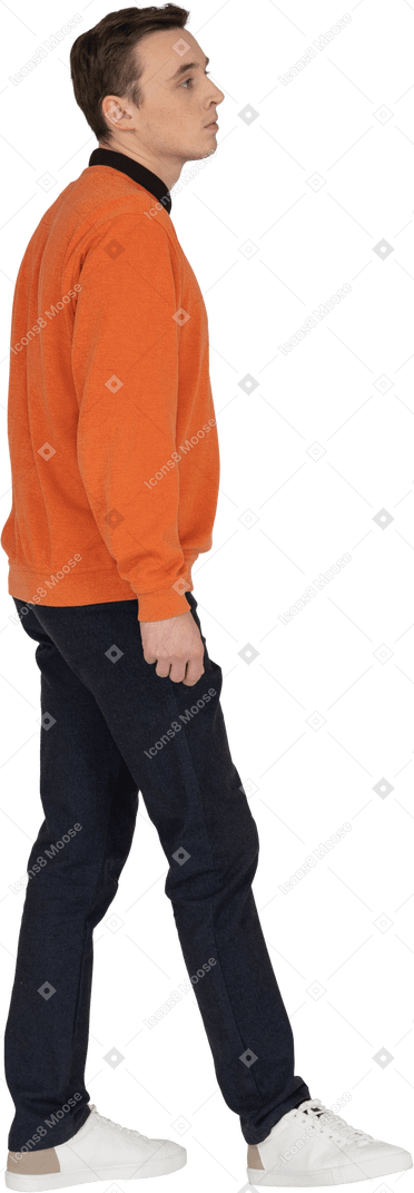 橙色运动衫走的年轻人