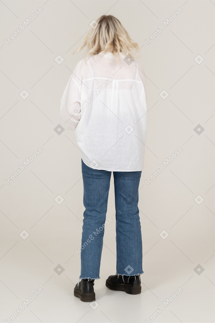 Vista posterior de una mujer rubia en ropa casual