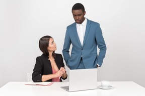 Colleghi coinvolti nella discussione di alcune cose di lavoro