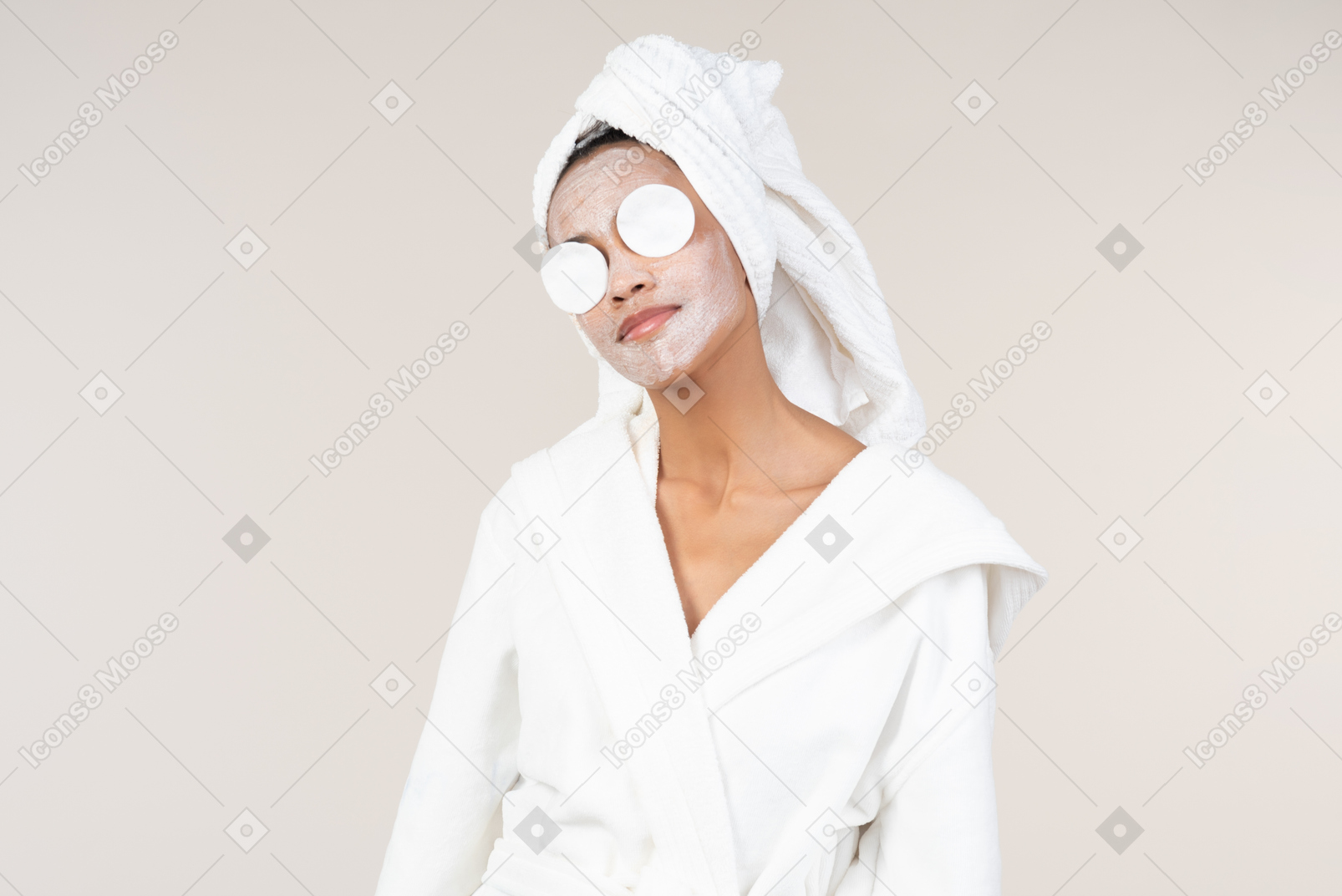 Donna di colore in accappatoio bianco e asciugamano testa godendo la sua routine di cura della pelle
