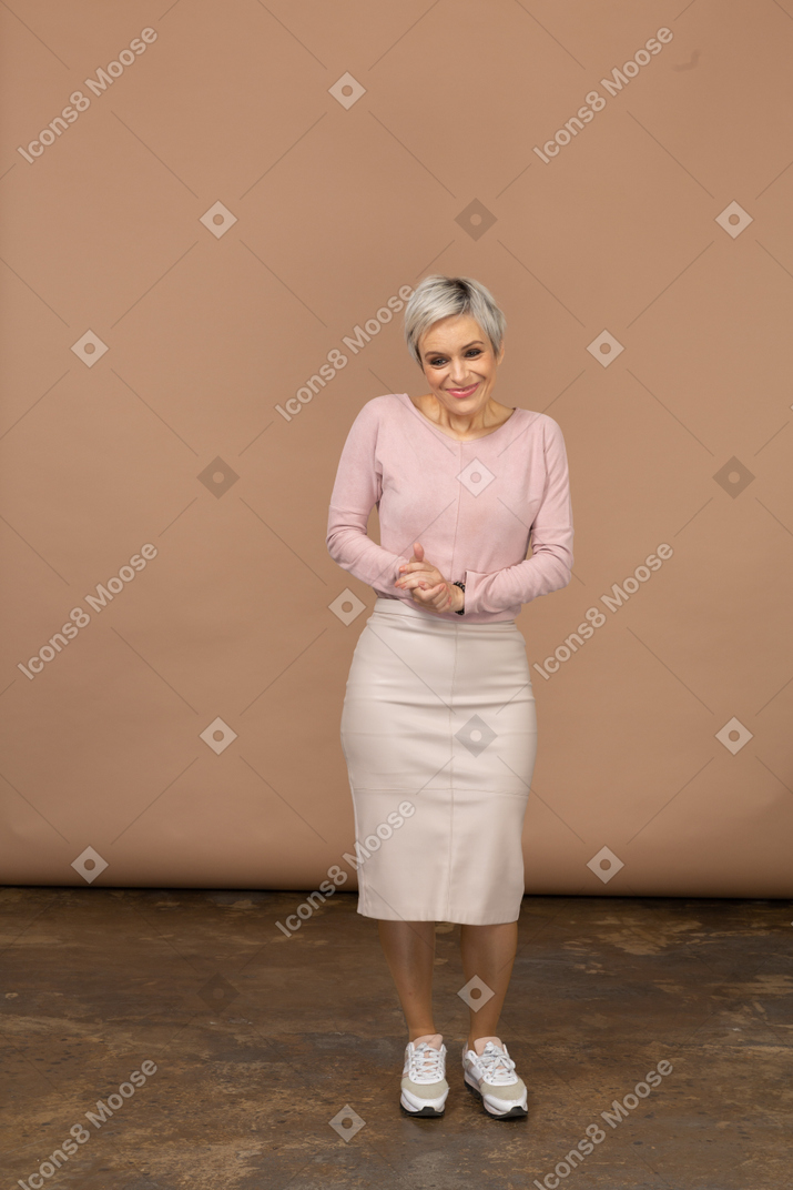 Vista frontal de uma mulher feliz em roupas casuais, olhando para a câmera