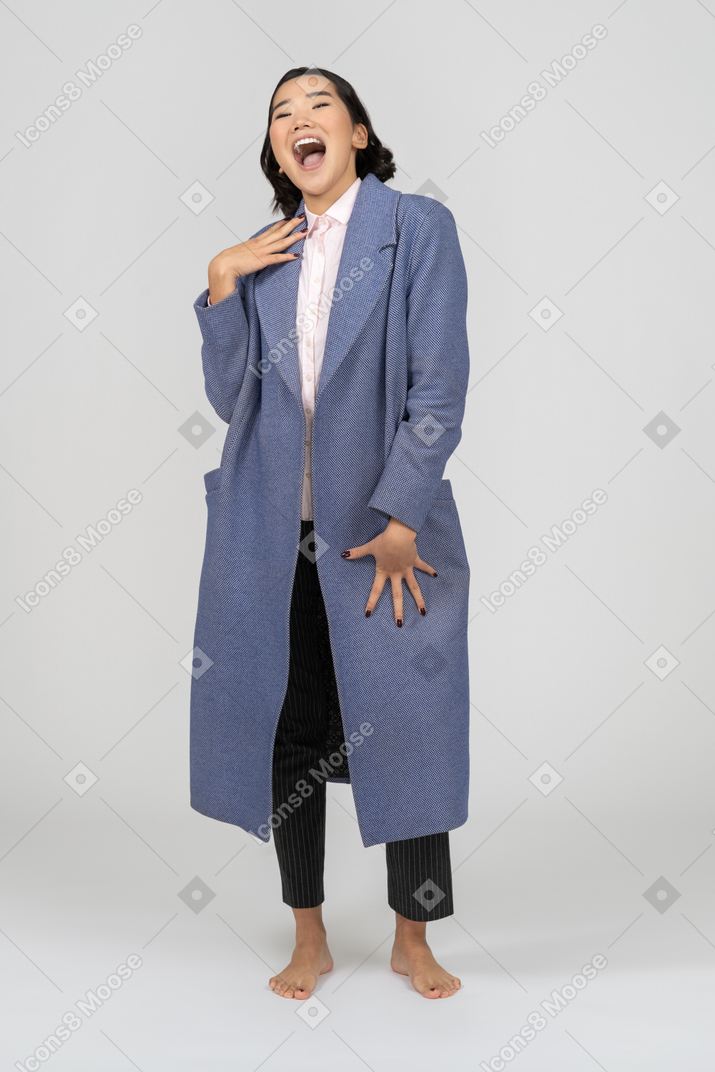 Femme qui rit dans un manteau bleu