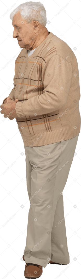 Seitenansicht eines alten mannes in freizeitkleidung zu fuß