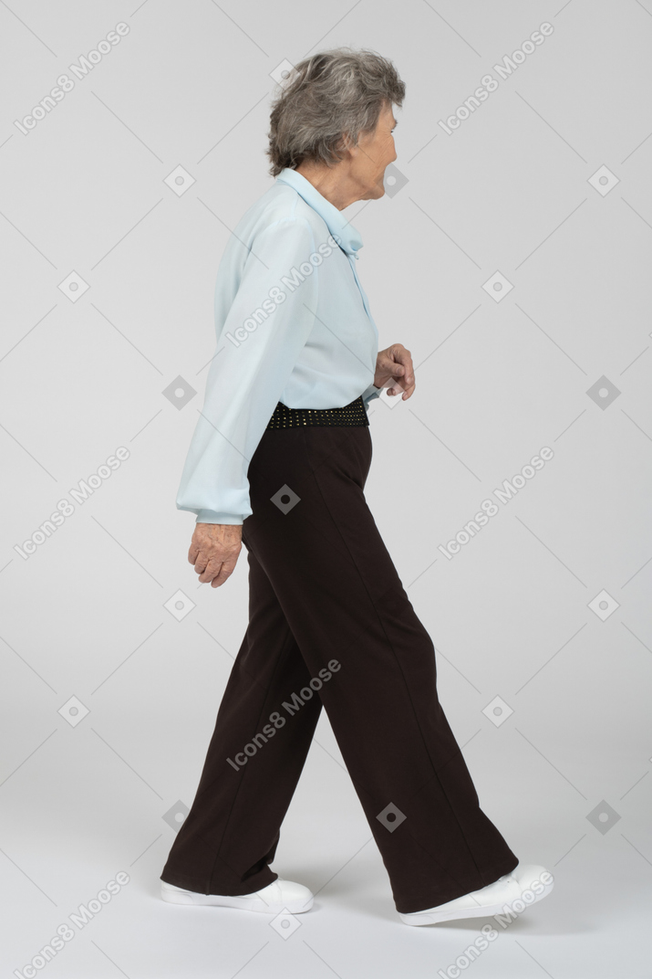 歩く老婦人