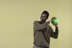 Young black man wearing casual clothes, with airpods and smartwatch on in the process of his workout