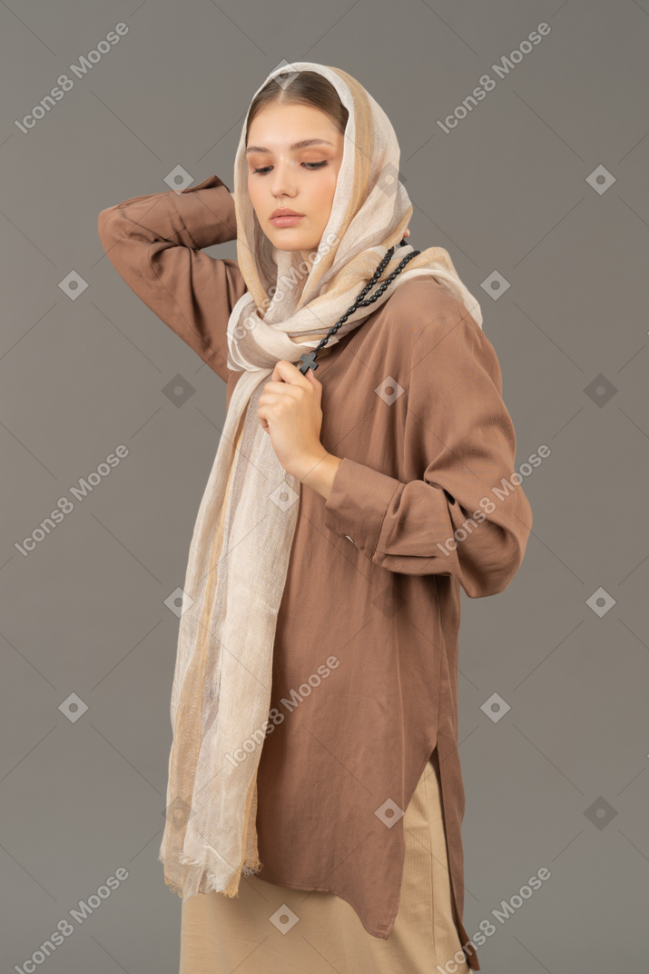 Женщина в традиционной одежде позирует