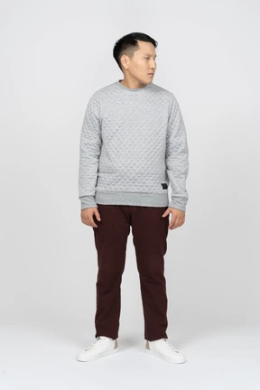 Hombre en ropa casual de pie