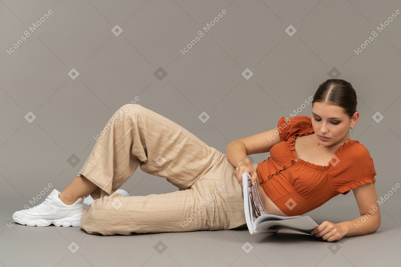 Giovane donna che legge sul pavimento