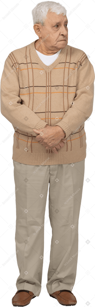 一位身穿休闲服的老人的正面图
