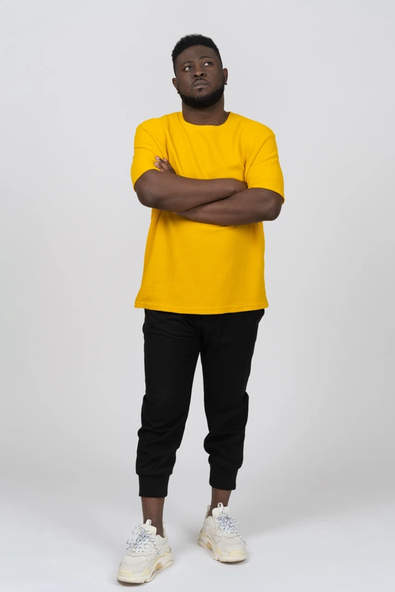 Hombre Que Presenta Con La Camisa Amarilla En Blanco Foto de archivo -  Imagen de standing, facial: 43429166