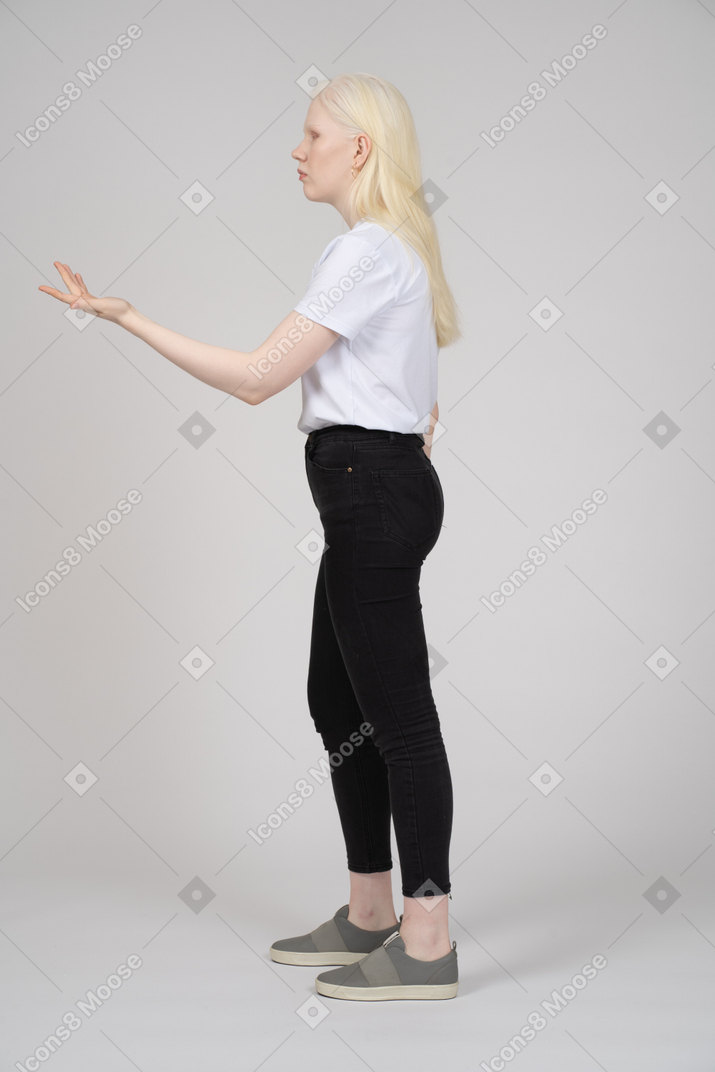 一位年轻女士站立和伸展手臂的侧视图