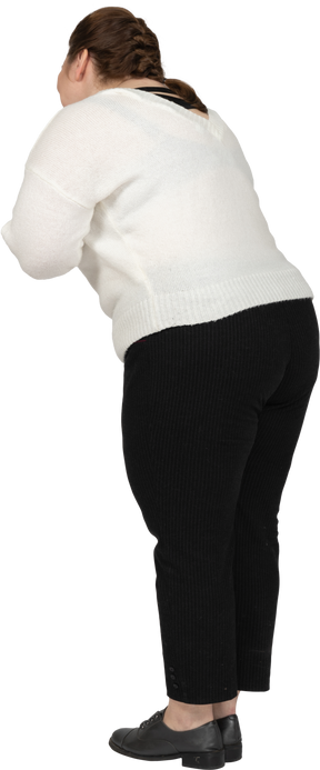 Vista posteriore di una donna grassoccia felice in abiti casual