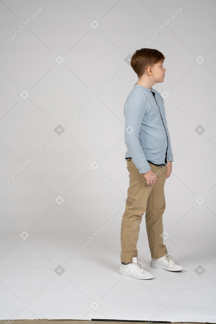 一个男孩在打磨和侧视的侧视图