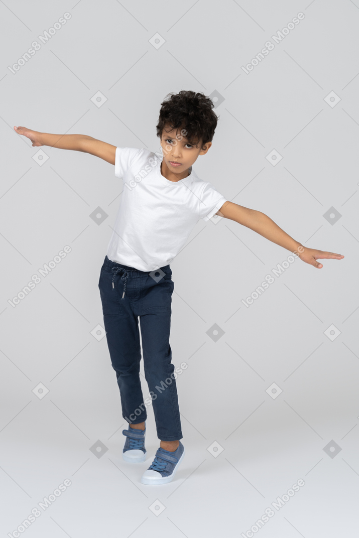 Un niño equilibrado con las manos
