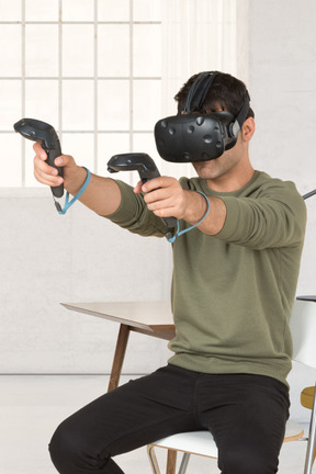 Mann, der vr-spiel im virtual-reality-helm spielt