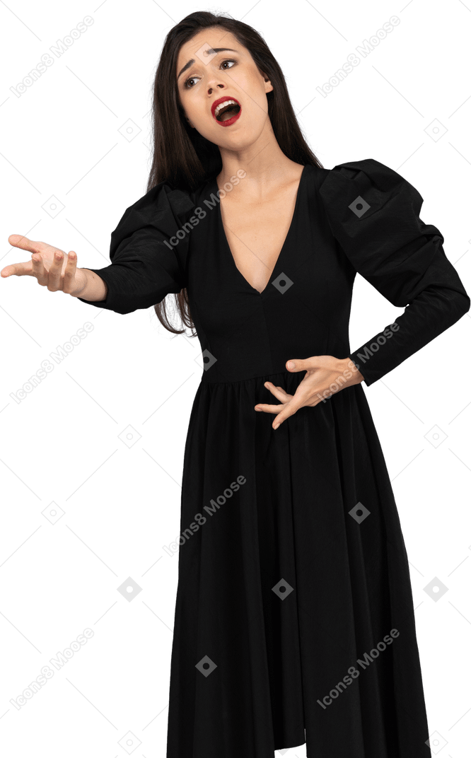 黒のドレスで身振りで示すオペラの女性歌手の正面図