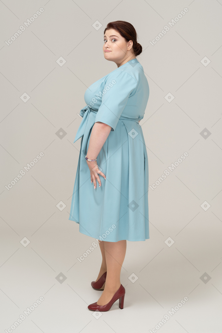 Mujer, en, vestido azul, posición, en, perfil