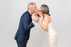 Hermosa pareja de mediana edad en el día de su boda.