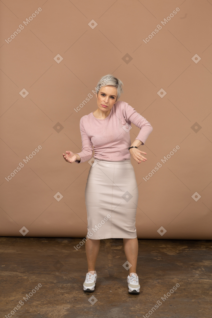Vista frontal de uma mulher com roupas casuais dançando