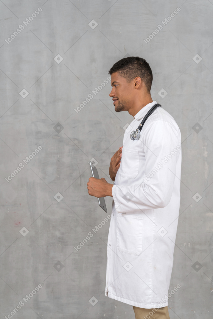 Vista laterale di un medico maschio che parla