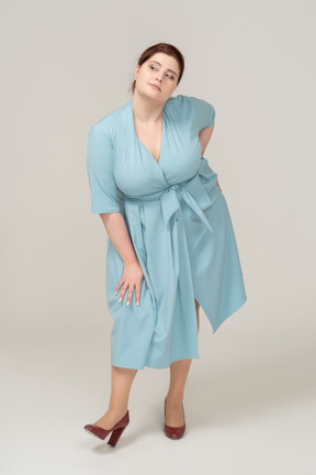 青いドレスのポーズをとって女性の正面図