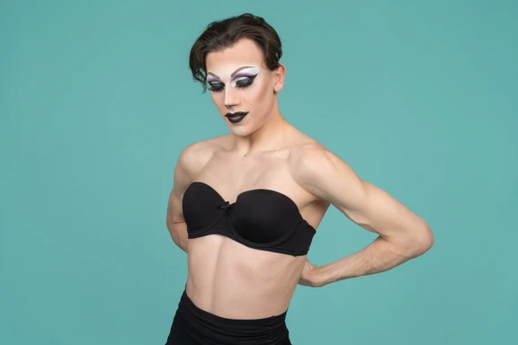 Топ-модель транссексуал Кармен Каррера в показе женского нижнего белья