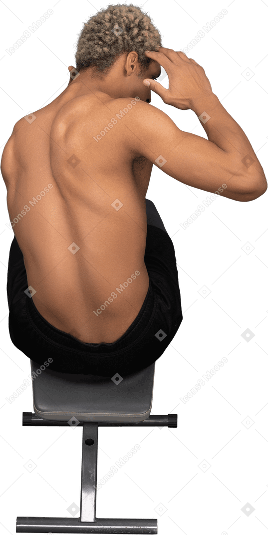 Vista traseira de um homem afro sem camisa fazendo abdominais