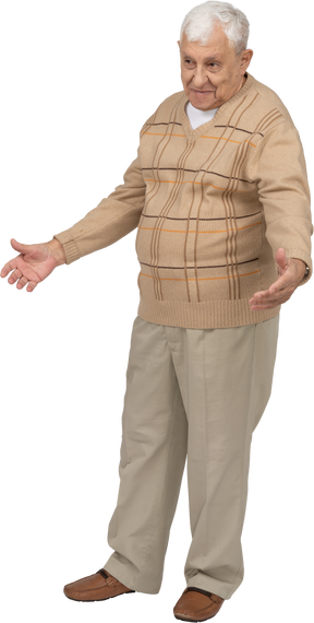 Vue de face d'un vieil homme en vêtements décontractés debout avec les bras tendus