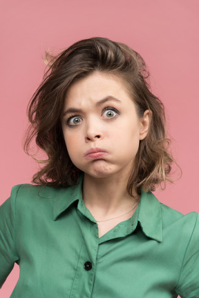 Mujer joven haciendo cara graciosa