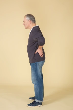 Hombre en ropa casual posando