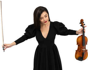 一位身穿黑色连衣裙、拿着小提琴和弓的年轻女士的特写