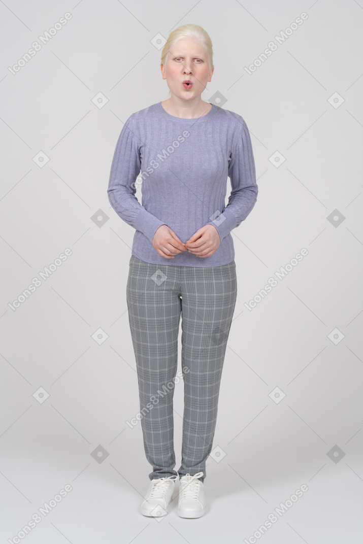 Vista frontal de una mujer que silba con ropa informal